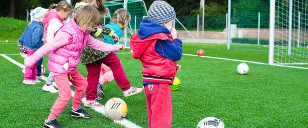 gyermeksport-mozgas-agy-fejlesztese-labdazas